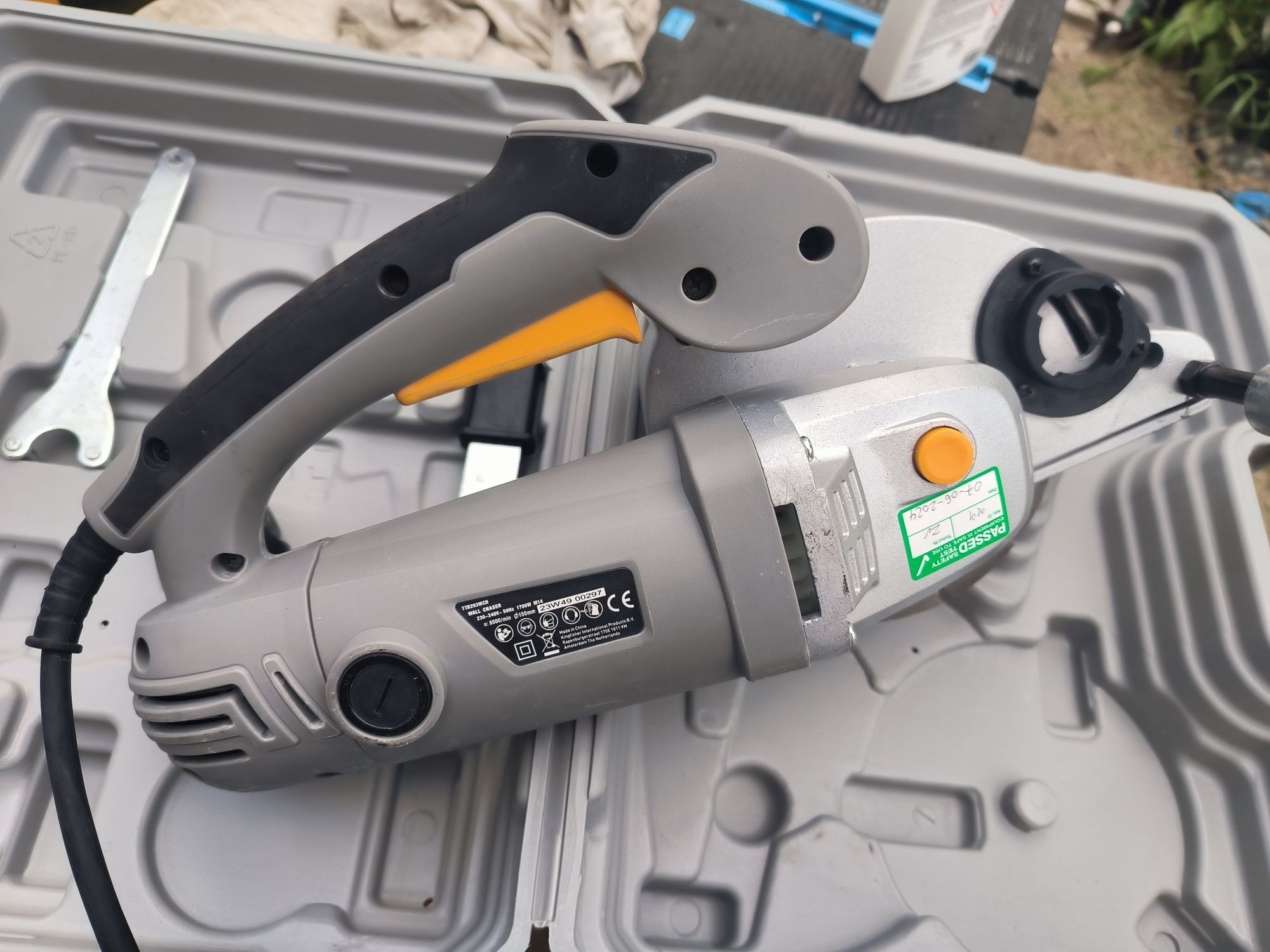 Bruzdownica do betonu Titan TTB293WCH 1700 W Walizka Polceam