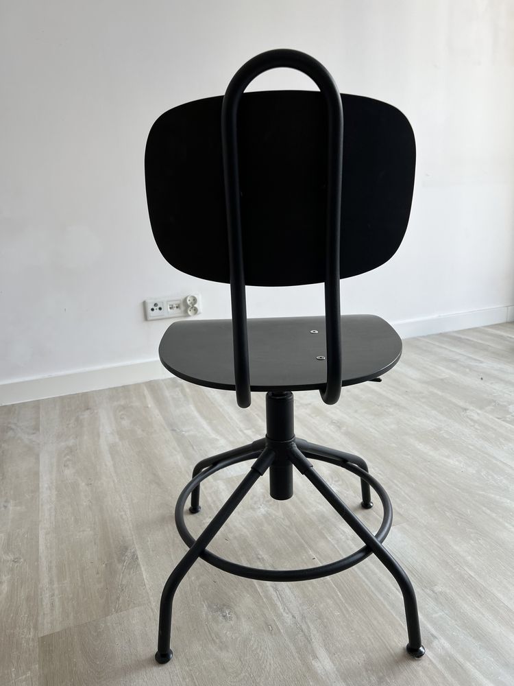 Czarne krzesło obrotowe drewaniane