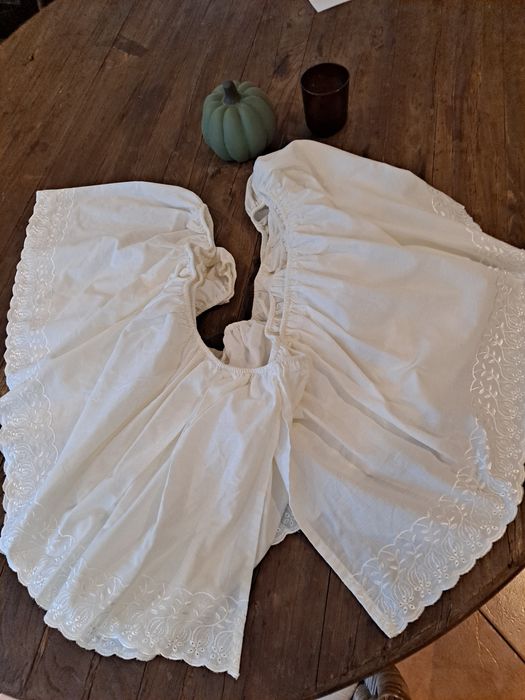 Falbana  koronkowa haftowana marszczona.