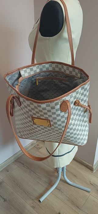 Torebka inspirowana stylem Louis Vuitton – model typu Neverfull.