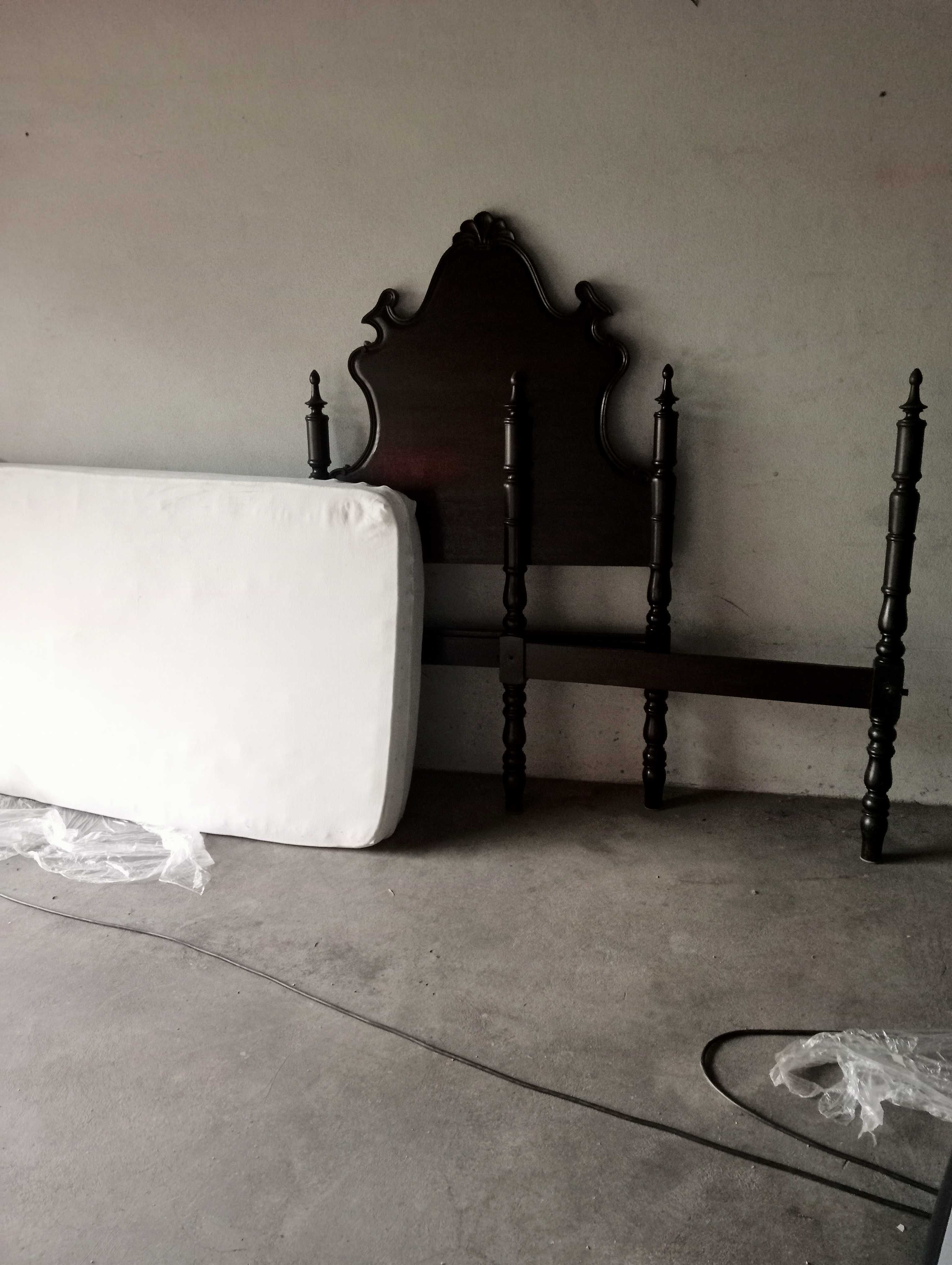 Cama em Mogno de Pessoa com Colchão