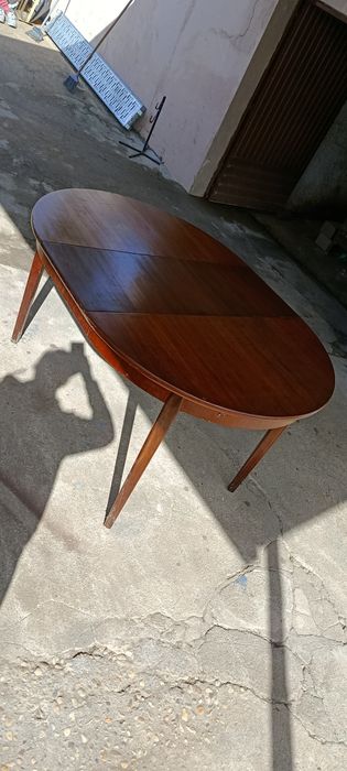 Mesa em madeira maciça