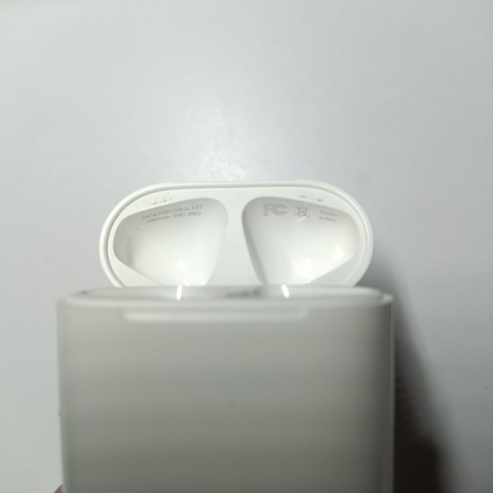 Кейс для наушников airpods 2 оригинал.