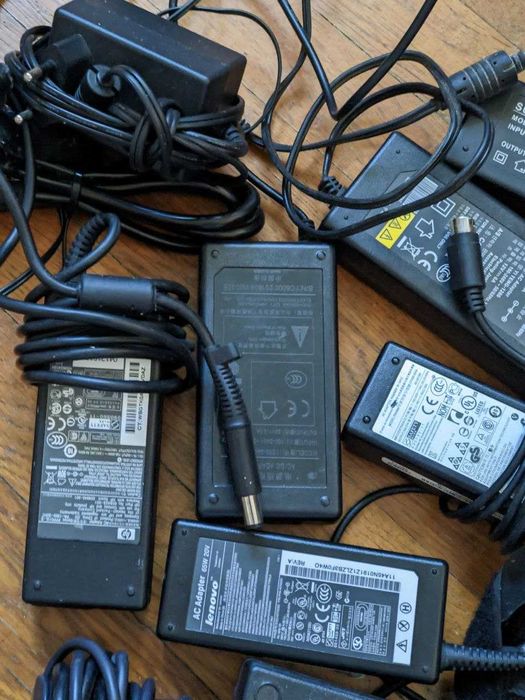 Велика кількість блоків зарядок від ноутбуків та приладів ціна за лот