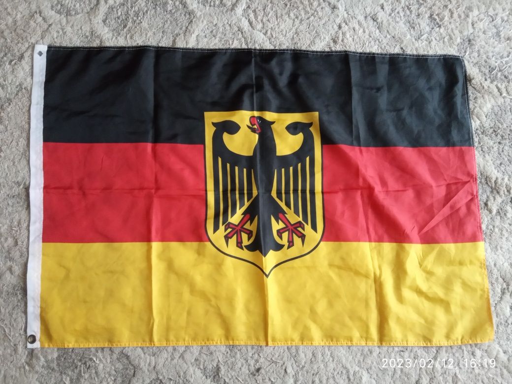 Flaga Niemiec z godłem czarny orzeł Deutschland
