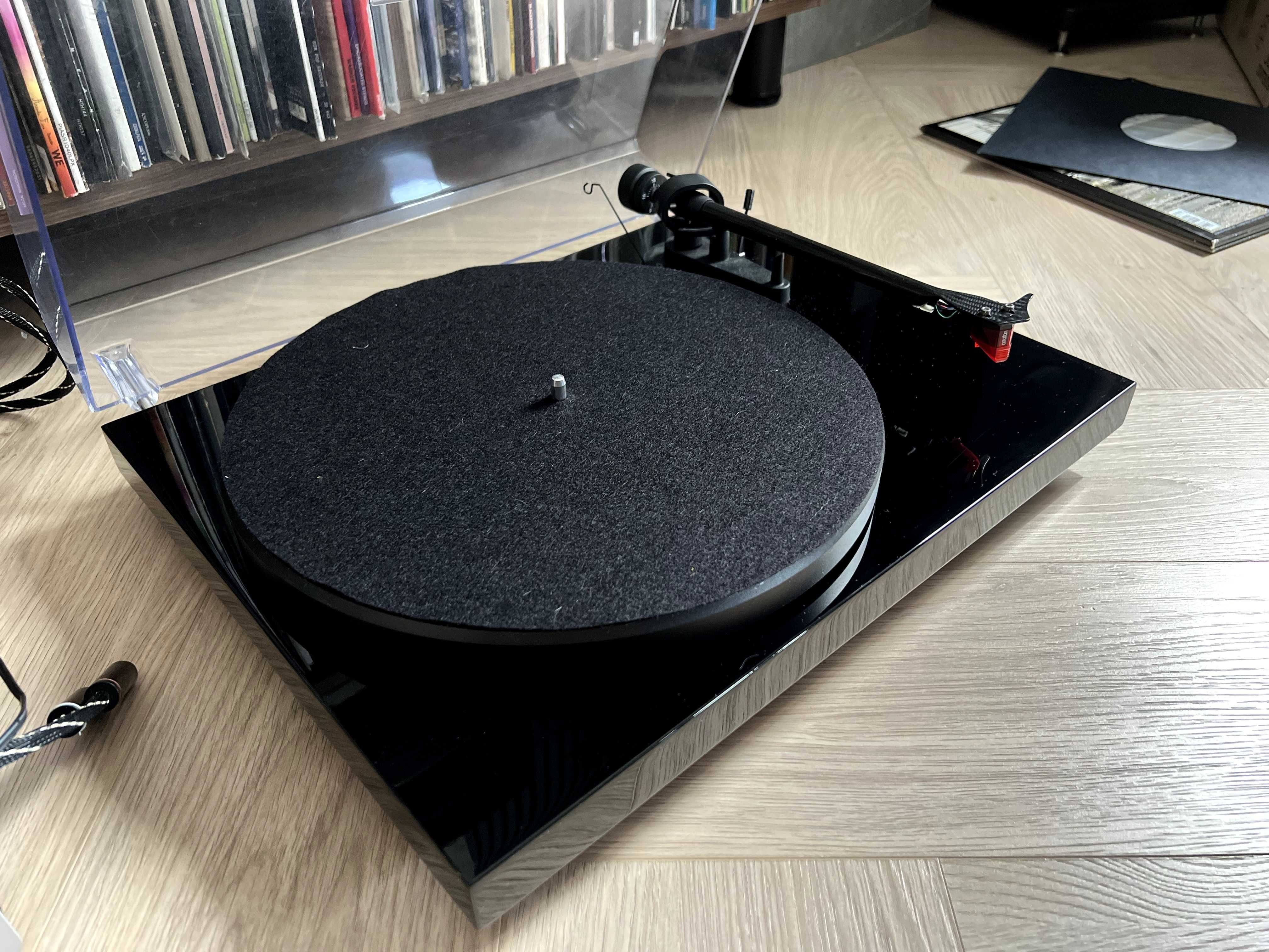 Gramofon Pro-Ject Debut Carbon + przedwzmacniacz Pro-Ject Phono Box DS