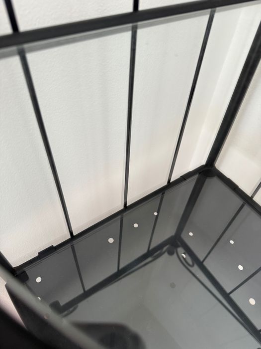 Estante de canto em metal IKEA