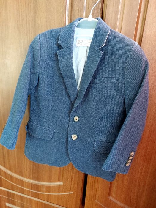 Фірмовий піджачок. Дуже стильно виглядає.