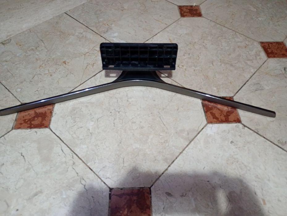 Stopa z podstawą to TV Samsung.
Używana, drobne rysy. Brak śrubek do m