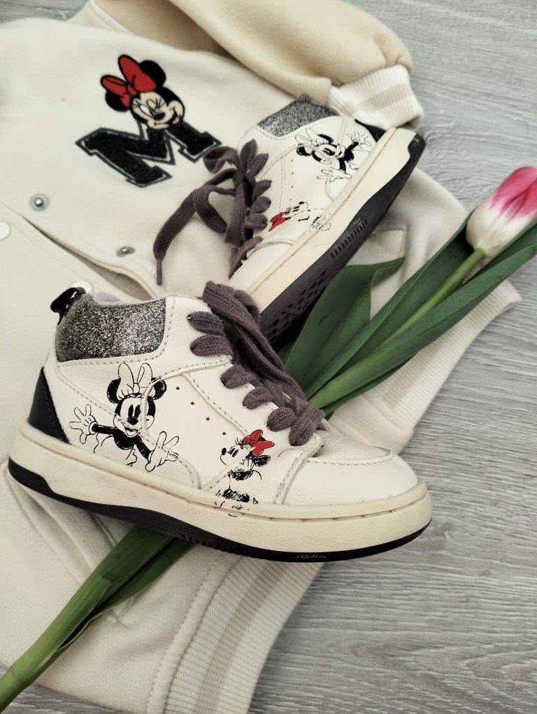 Бомбер і черевички від Zara в ідеальному станіі