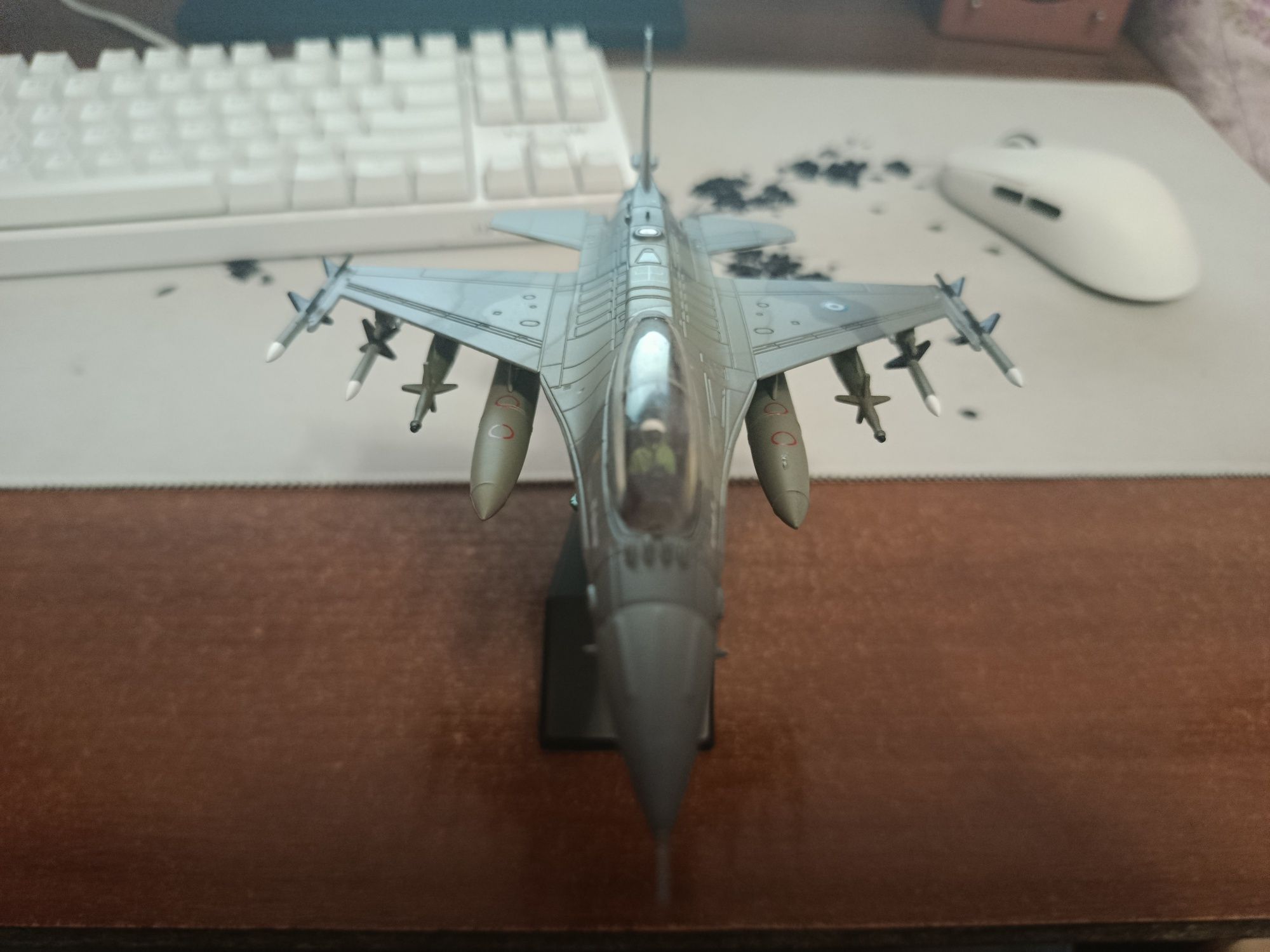 Молекційна модель ф16 1/72