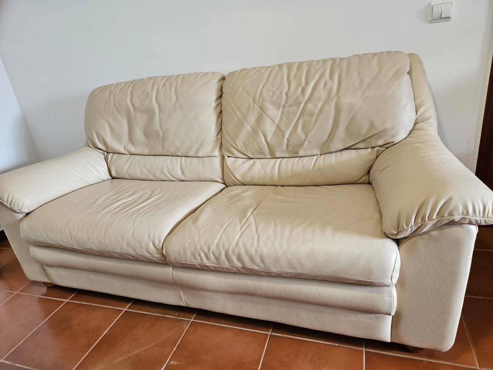 Conjunto de sofás em pele bege