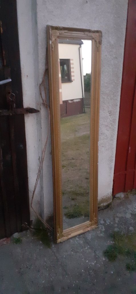 Duże lustro zdobione