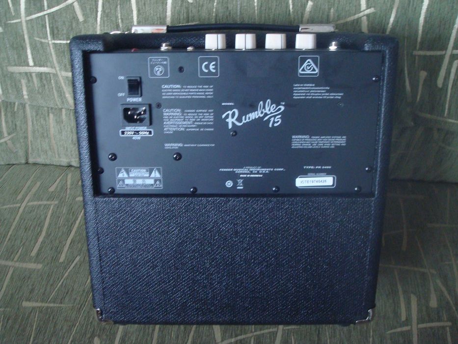 Продам бас гитару с комбоусителем