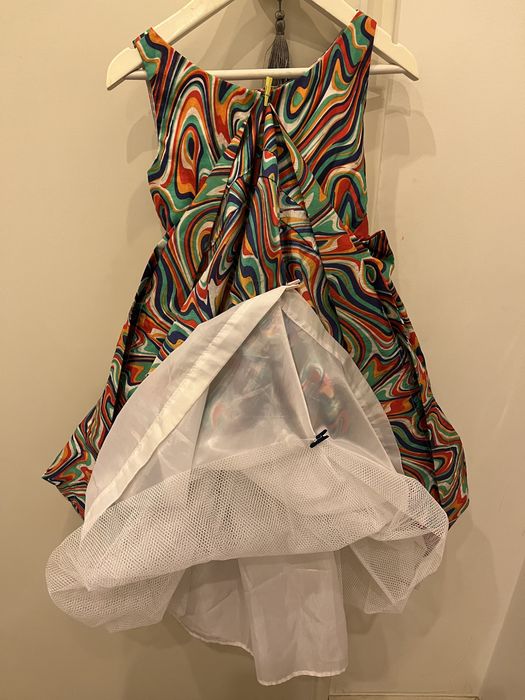 Vestido estampado com vermelho