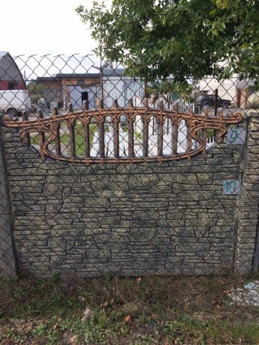 Бетонний паркан та стовпчики