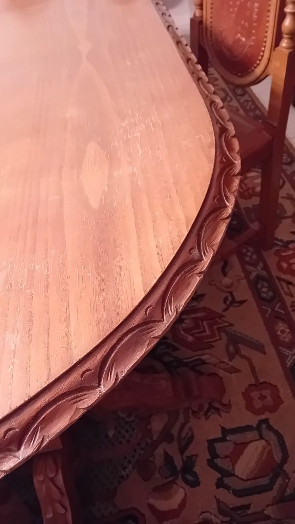 Mesa de sala em madeira de castanho e cadeiras