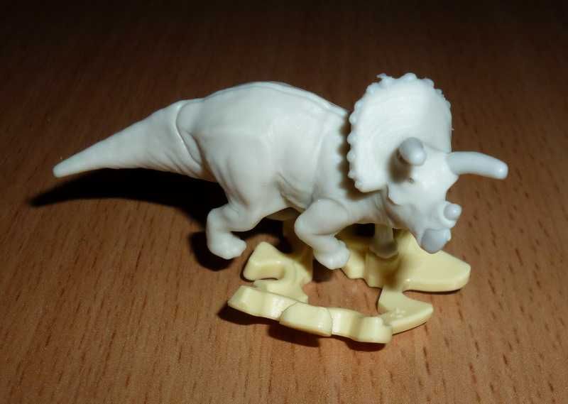 Игрушечный динозавр "трицератопс" из киндер-сюрприза