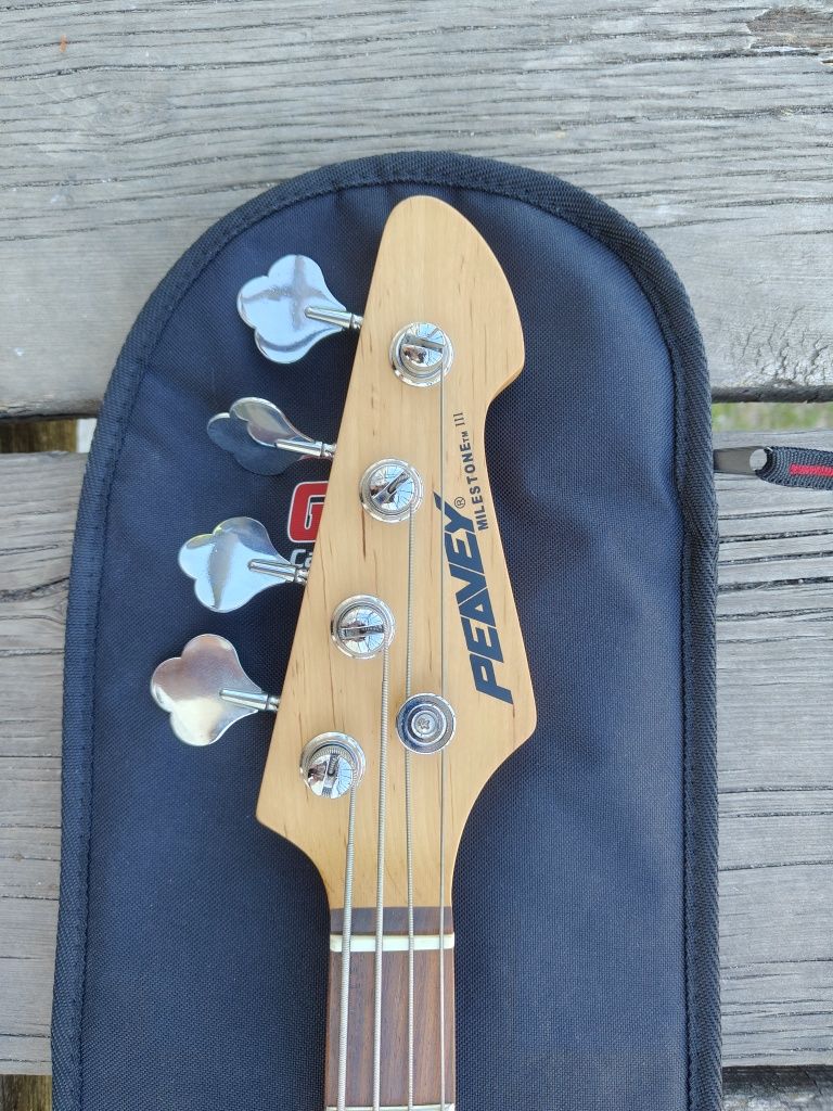 Бас гитара Peavey Milestone III
