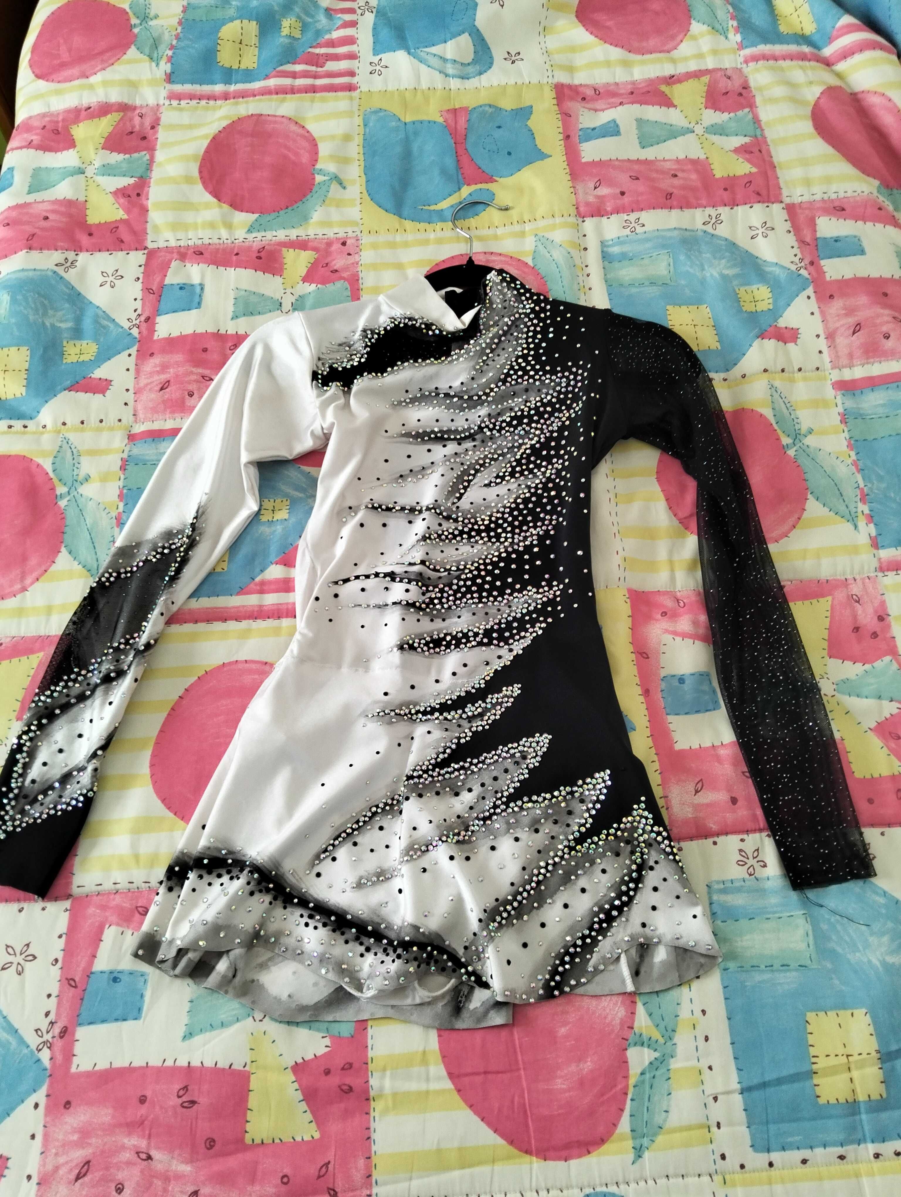 Vendo fato de patinagem artística.