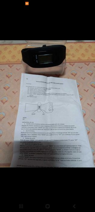 Relógio e Pedómetro preto.
