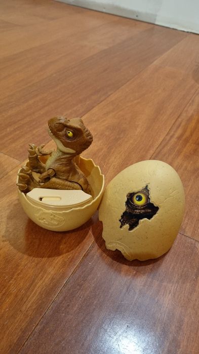 Wykluwajacy sie dinozaur Jurassic World