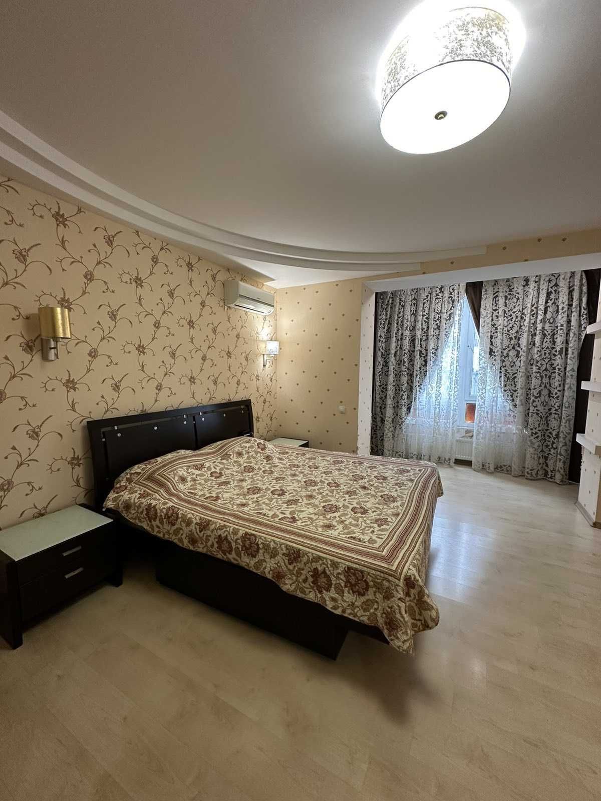 Продаётся трёхкомнатная квартира на среднем этаже по улице Нищинского.