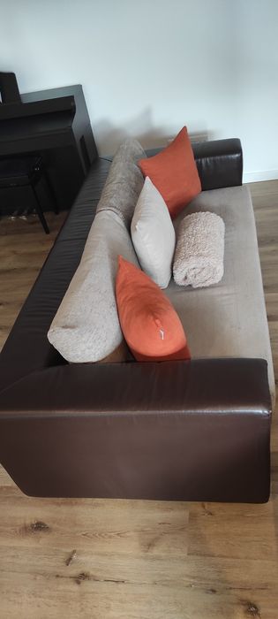 Dois sofás um de tres lugares e outro de dois misto pele e tecido