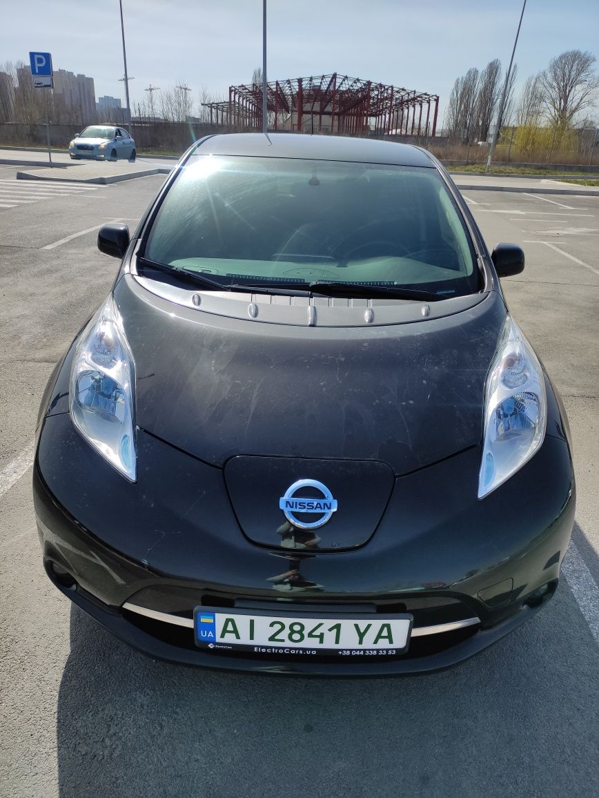 Nissan leaf 2015 з чудовою батареєю.