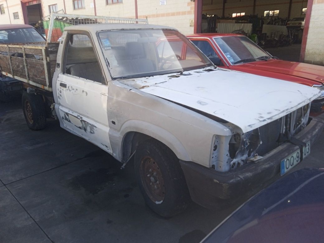 Mazda B 2200 caixa aberta.