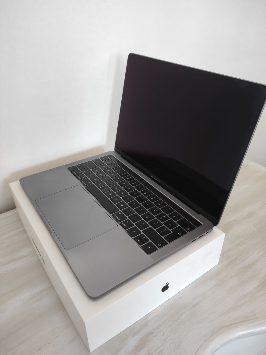 MacBook Pro ( 13-inch, 2019, 4 TBT3)
Disco SSD 256GB
RAM 8GB
Intel 5
L