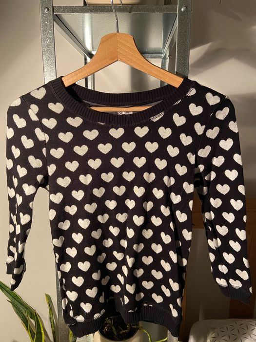 Dziecięcy sweterek w serduszka