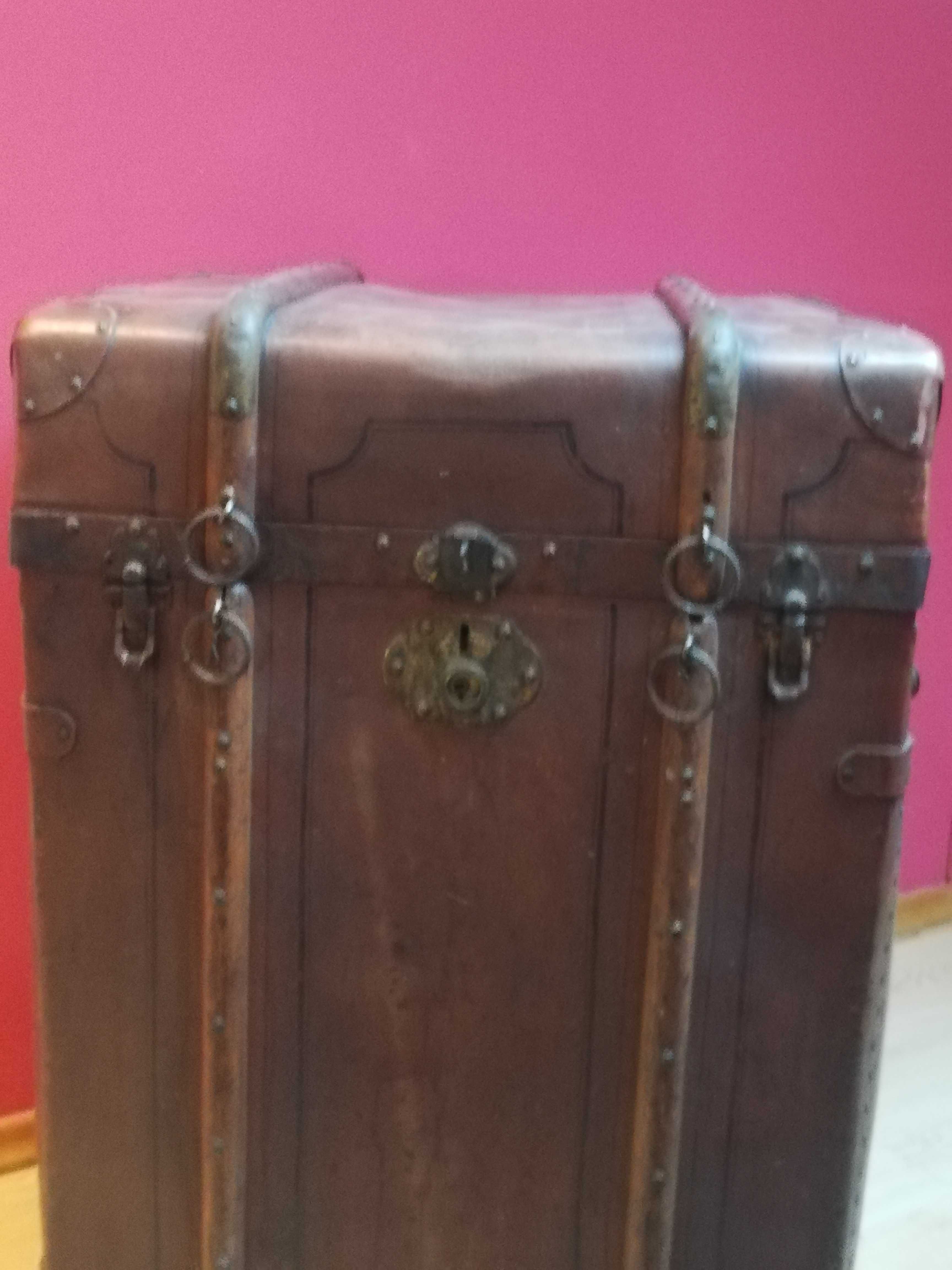 Stary kufer skórzany