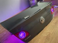 Stolik z klapy VW – unikat z LED!