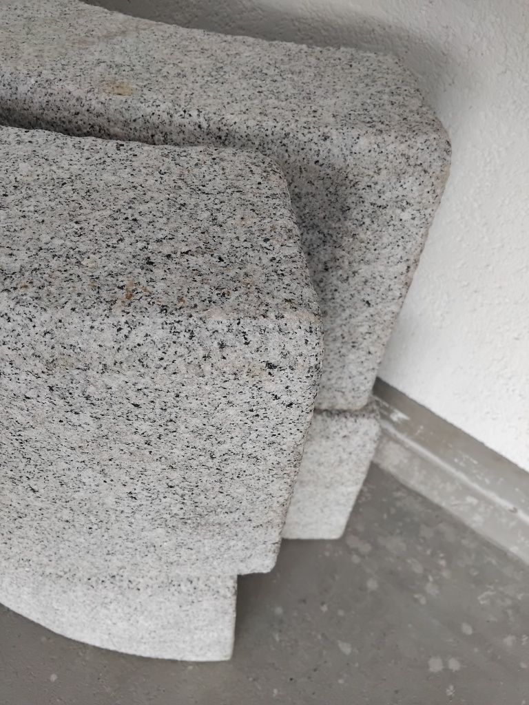 Krawezniki granitowe.