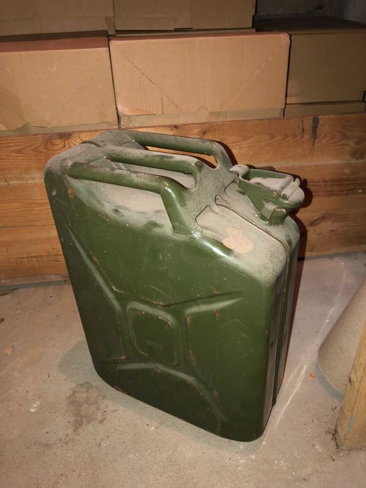 Kanister 20 l na benzynę, z czasów PRL