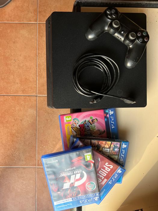 PlayStation 4 com comando e jogos
