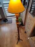 Lampa stojąca drewniana