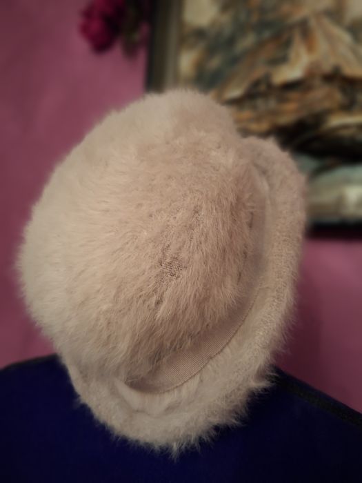 Kapelusz futrzany w kolorze beżowym