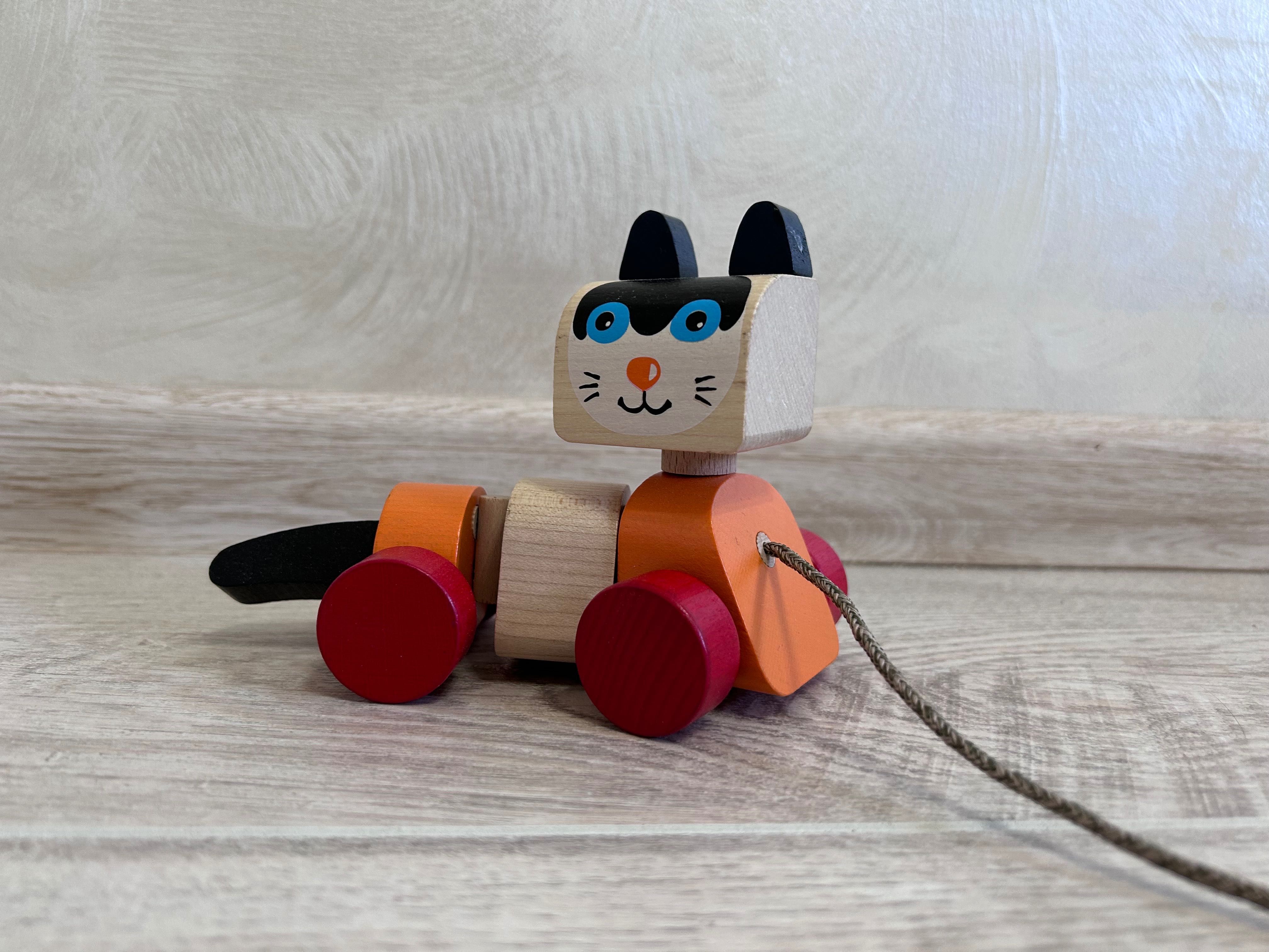 Розвиваючі іграшки: котик-каталка Cubika та деревʼяний літачок