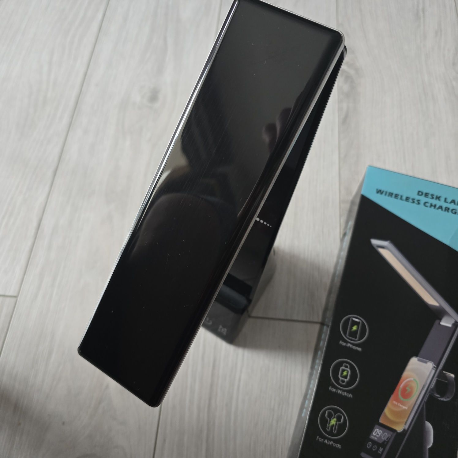 Lampka 5w1 z funkcją budzika oraz ładowarką bezprzewodową dla telefonu