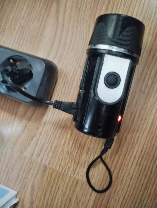 Фонарик LED на подзаряжаемом аккумуляторе от сети