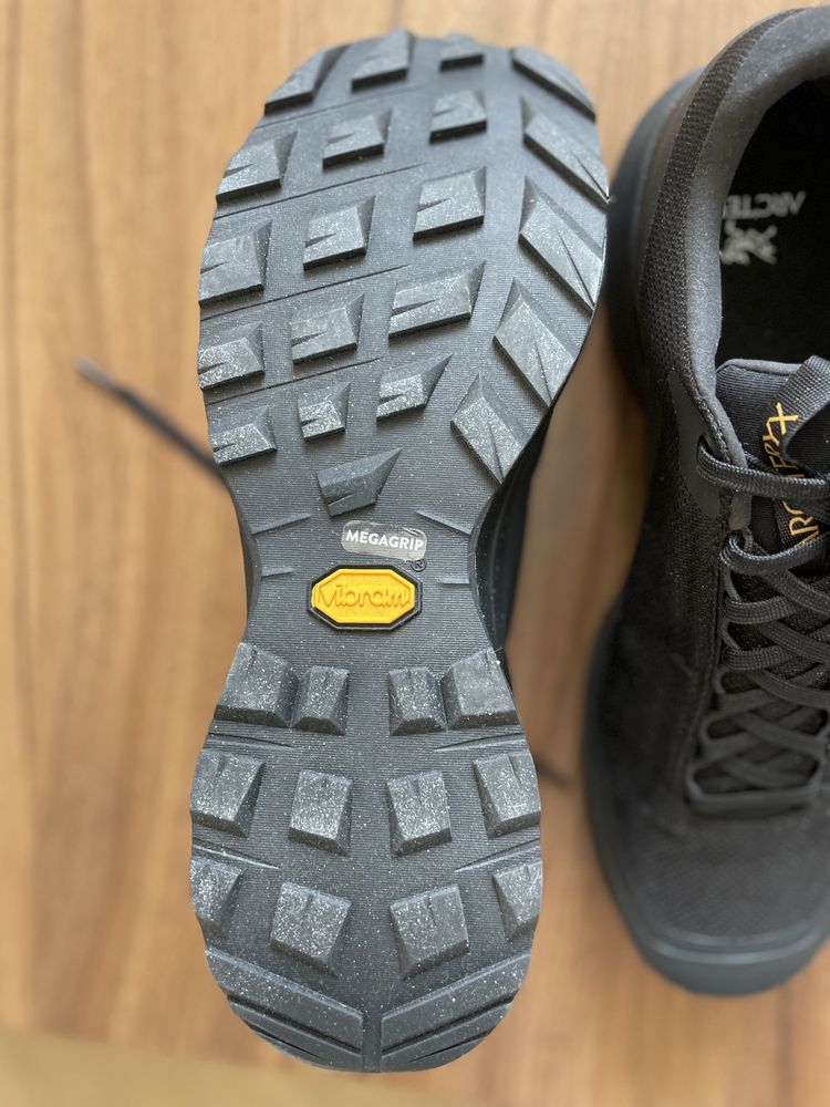 ARC'TERYX Взуття кросівки 43 розмір