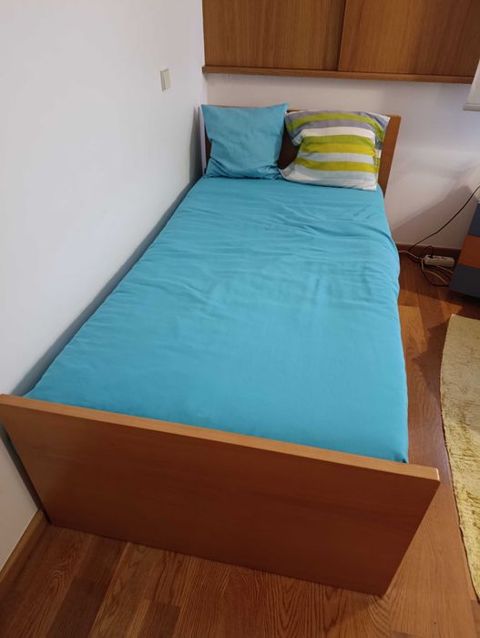 Cama de solteiro com colchão duplo