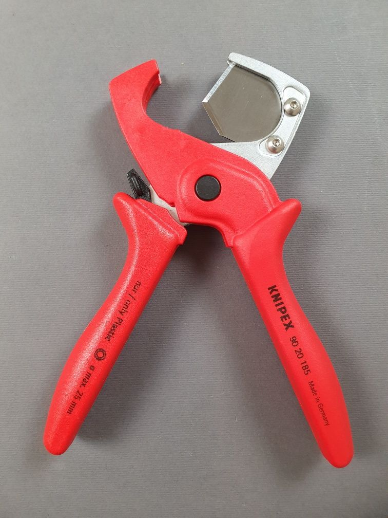 Труборез Knipex для пластиковых труб, шлангов и соединительных труб.