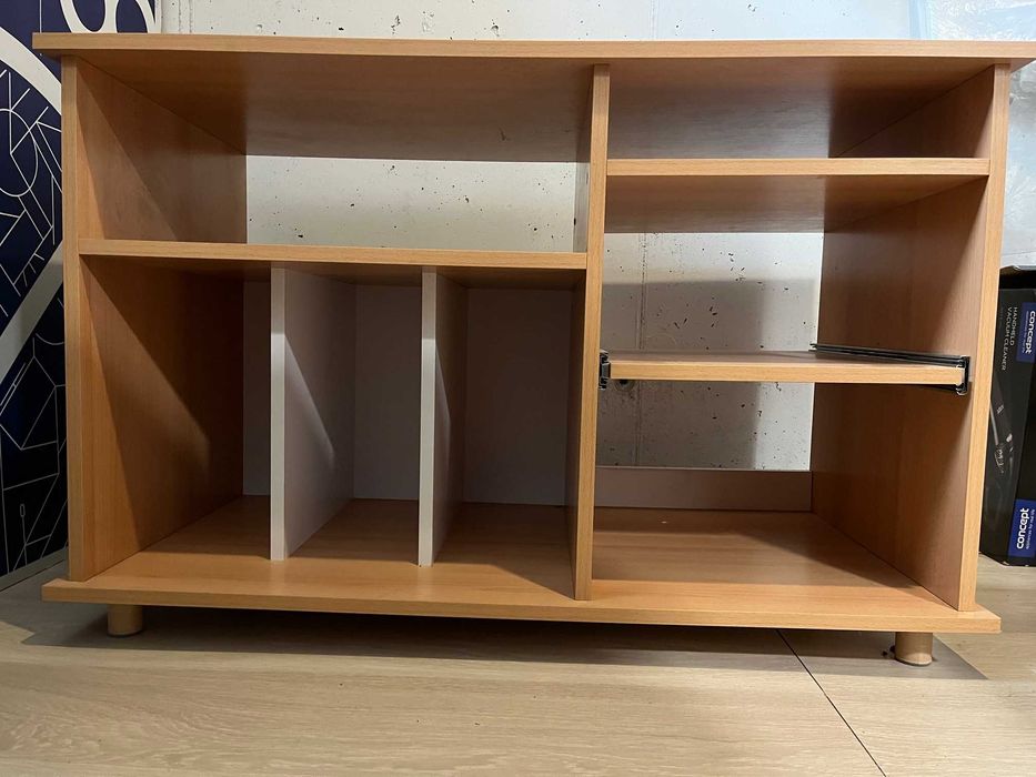 Stolik RTV z miejscem na gramofon i płyty