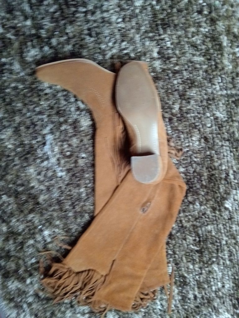 Botas de camurça com fecho