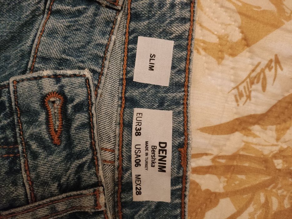 Calças de ganga marca Bershka
