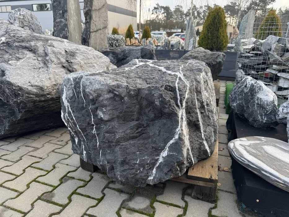 Ozdobne bryły Nero Venato – elegancka dekoracja do ogrodu/patio