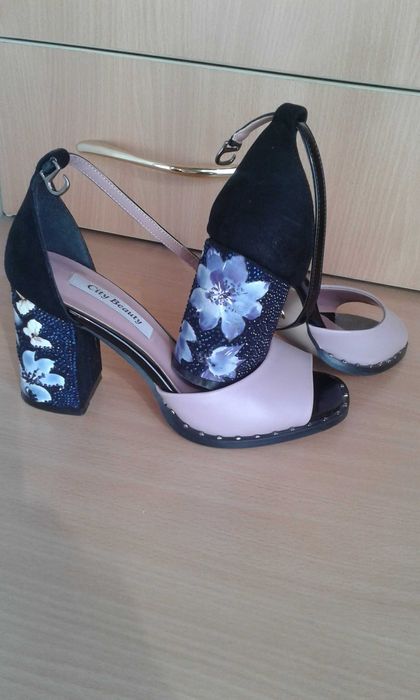 Босоніжки жіночі